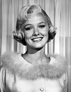 Beverley Owen, federverbrämtes Kleid (1964)