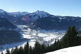 Die Hangspitze mit der Marktgemeinde Bezau im Vordergrund