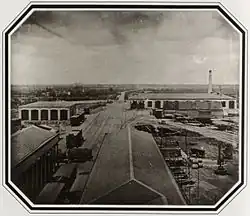 Bahnhofsanlage der Altona-Kieler Eisen­bahn. Daguerreotypie von Carl Ferdinand Stelzner um 1844 (Spätsommer)[3]. Daguerreotypie im Altonaer Museum. (1890)