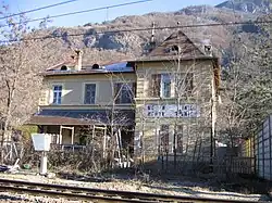Aufnahmsge­bäu­de des ehe­ma­li­gen Bahn­hofs Meran-Sinich