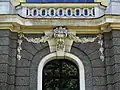 Prächtig ausgestaltete Agraffe an einem Fenster der neubarocken Staats- und Stadtbibliothek Augsburg, 1893