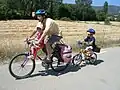 Freizeitkleidung: Erwachsene und Kinder in Shorts, 2005