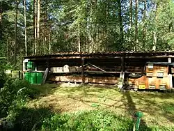 Bienenstand in der Südheide mit Kunststoff-Kästen, Kanitzkörben, einem Lüneburger Stülper und Holzkästen (von links)