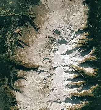 Das Big Raven Plateau am Nordende des Mount Edziza Volcanic Complex besteht aus verschiedenen Lavaströmen, die in den letzten 7,5 Millionen Jahren von zahlreichen Vulkanen ausgestoßen wurden.