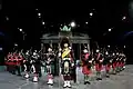 Massed Pipes and Drums vor dem Brandenburger-Tor-Nachbau