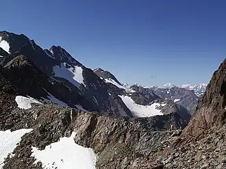 v. l. n. r. Saldurspitze, Saldurkopf, Ramudelspitze, rechts hinten die Ortlergruppe, von Norden (Matscher Bildstöckljoch)