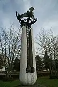 „Bildungssäule“ am Zugang zum Bildungszentrum Worms, Beton mit Alu-Kunstguss, ca. 9 m hoch, 1977