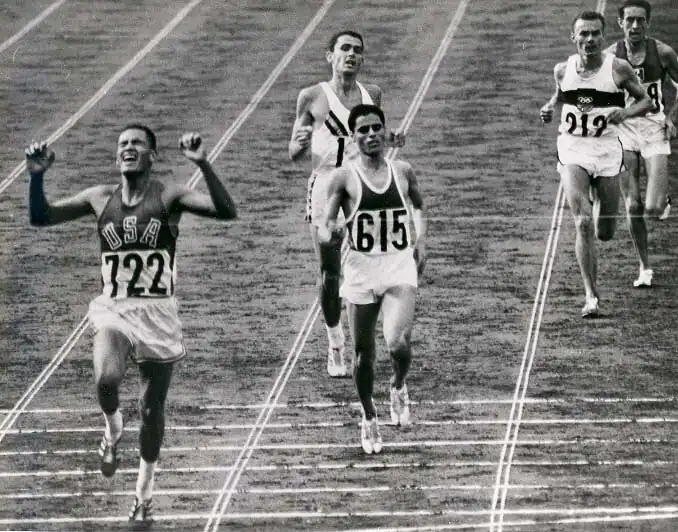 Zieleinlauf im 10.000-Meter-Finale 1964: Mit der 722 der Olympiasieger Billy Mills aus den USA, mit der 615 Mohamed Gammoudi aus Tunesien mit Silber. Direkt hinter Gammoudi Ron Clarke auf Platz 3
