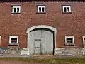 Bilsdorf, Großes Südwestdeutsches Quereinhaus, Ansicht des Scheunen- und Stalltraktes mit segmentbogiger Scheunentür und kleinen Fenstern zur Heutrocknung