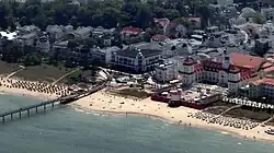 Luftbild mit Binzer Strand und Seebrücke