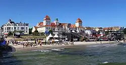 Strandansicht mit Beachvolleyball-Arena