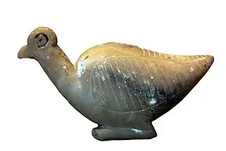 Vogelfigur, in Uruk zwischen 3500 und 3100 v.&nbsp;Chr. hergestellt und in Susa gefunden (Louvre, SB 3015).[12]