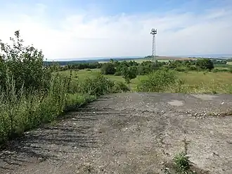 Birkenberg, Ohmgebirge. Blick auf ehem. sowjetische Bunkeranlagen und Sendemast