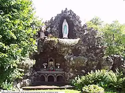 Natursteingrotte neben der Kirche