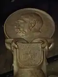Bismarck-Medaillon an der Spitze der Brunnenskulptur