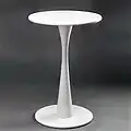 Stehtisch aus glas­faser­verstärktem Kunst­stoff (GFK bzw. „Fiberglas“)
