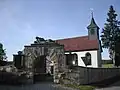 Friedhofskapelle mit Kriegerdenkmal