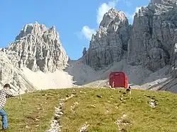 Bivacco Perugini mit der Forcella Val Montanaia (2333 m)