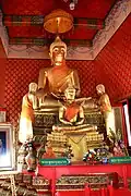 Die Buddha-Statue „Phra Chulanak“ (vorne)