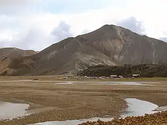 Bláhnúkur, im Vordergrund der Campingplatz von Landmannalaugar