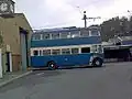 Oberleitungsbus vor der Wagenhalle