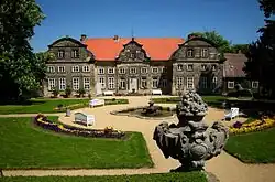 Blankenburg im Harz: Löwe im Garten des Blankenburger Schlosses (rechts hinten)