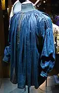 Blaukittel (Männeroberbekleidung) der Saar-Mosel-Region, seidenbesticktes, blaugefärbtes Leinen, um 1870/1880