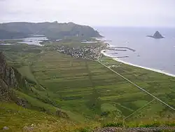 Ausgedehnte, durch die postglaziale Hebung Skandinaviens über den Meeresspiegel hinausgehobene Brandungsplattform auf der Insel Andøya, Norwegen.