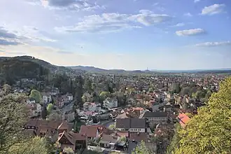 Blick auf vom Schloss Blankenburg auf Blankenburg mit links befindlichem Eichenberg