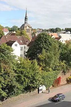 Bahndamm und Johanniskirche