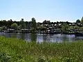Blick auf die Siedlung von der Traveseite