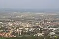 Blick nach Osten: im Vordergrund Bad Vöslau, dahinter der Flugplatz