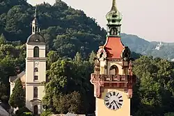 Blick vom Eichberg auf die Türme der Kirche St. Nikolai und das Rathaus – im Hintergrund Burg Kriebstein