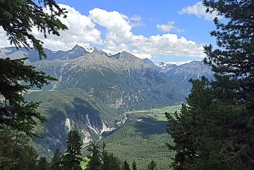 Blick vom Grat des Wenderkogels über die Köfeler Bergsturzmasse in die Stubaier Alpen