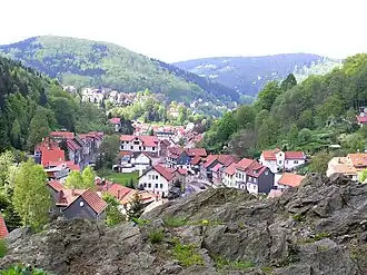 Bermer (hinten links) und die mittlere Ortslage von Ruhla.