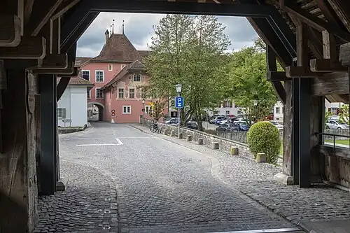 Holzbrücke und Schloss