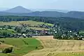 Blick vom Turm auf Hinterhermsdorf mit dem Růžovský vrch (Rosenberg) im Hintergrund