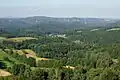 Blick vom Turm in Richtung Süden auf das Areal der Sächsischen Schweiz um den Großen Winterberg und die Affensteine