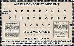 Eine vergilbte Postkarte ist mit Braillezeichen und erläuterndem Text in Schwarzschrift bedruckt. Unter der Überschrift „WIE BLINDENSCHRIFT AUSSIEHT“ folgen in 5 Reihen die 26 Buchstaben des Alphabetes in Brailleschrift und darunter in Schwarzschrift sowie die Wörter „BLUMENTAG HEILBRONN“. In zwei weiteren Texttafeln stehen in sehr kleiner Schwarzschrift Erläuterungen zur Brailleschrift. Sie enden mit dem Satz „In Deutschland gibt es 35000 Blinde!“