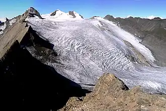Rothorn (3289&nbsp;m) und Blinnenhorn (mittig) über dem Griesgletscher
