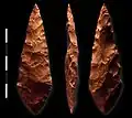 75.000 Jahre alt: beidseitig und per Druck kontrolliert bearbeitete Silcrete-Pfeilspitze