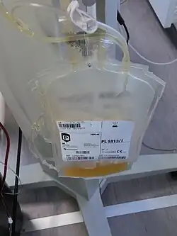 Beutel mit Blutplasma, an Wiegehaken hängend