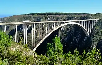 Die Bloukrans Bridge führt über den gleichnamigen Fluss und ist mit 216&nbsp;m die höchste Brücke Afrikas