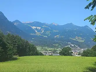 Fundelkopf-Gruppe mit Loischkopf, Schillerkopf, Mondspitze und Schesatobel; am Talboden Bludenz und Bürs, auf der Anhöhe Bürserberg