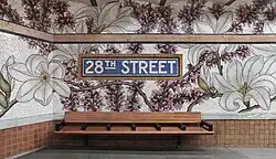 28th Street, New York: Nancy Blum: „Roaming Underfoot“ (Ausschnitt, 2018) Glasmosaik mit Pflanzenarten aus dem benachbarten Madison Square Park[47]