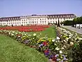 Blumenbeete vor dem Schloss