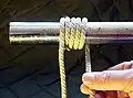 Mit dem losen Ende fünf Wicklungen (im Bild von links nach rechts) um den Gegenstand (Rohr oder Stab)...