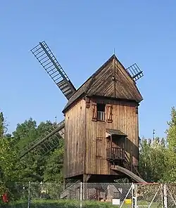Bohnsdorfer Blockwindmühe aus dem 19.&nbsp;Jahrhundert (links) und 2005 (rechts) im Freigelände des Technikmuseums