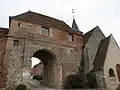 Tor zwischen Schloss und Kirche
