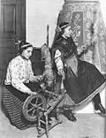Frauen aus Boldog beim Spinnen, vor 1930